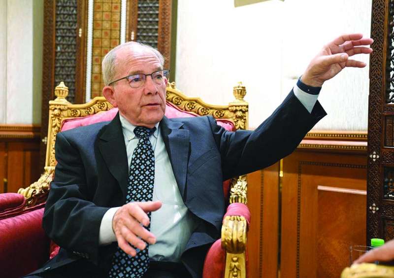 السفير إدوارد غنيم متحدثاً لـ«الراي» (تصوير نايف العقلة)