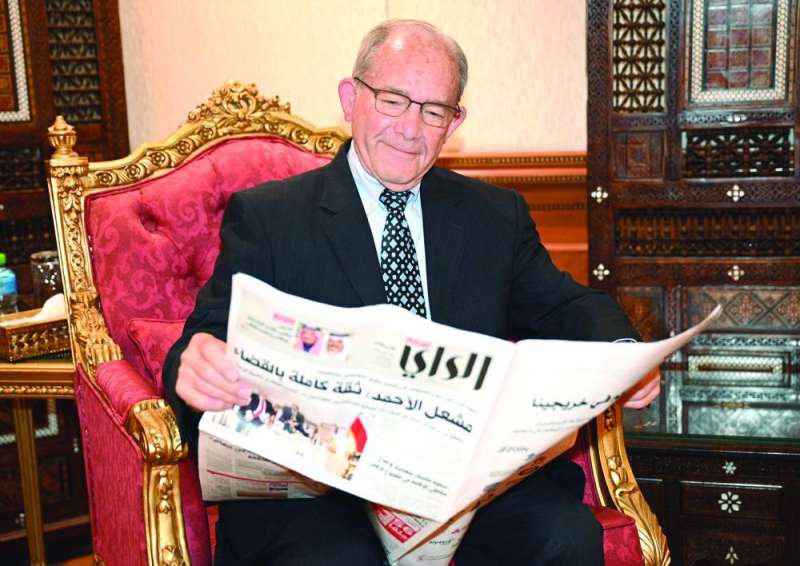 غنيم متصفحاً «الراي»