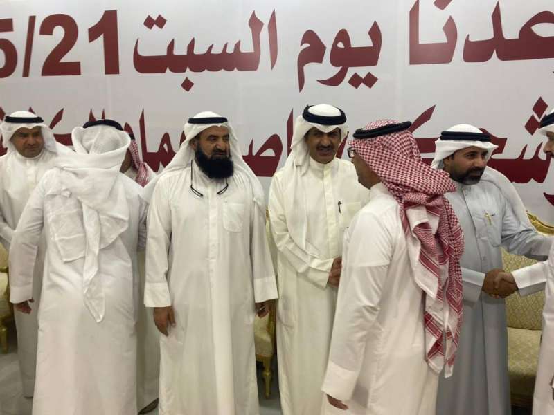 الكفيف مستقبلا المهنئين