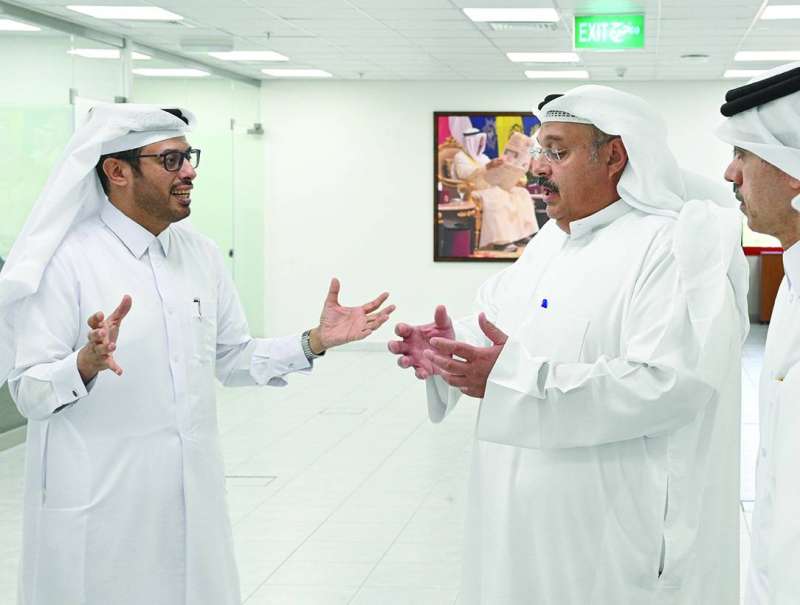 
الزميل وليد الجاسم في حديث إعلامي مع أعضاء الوفد