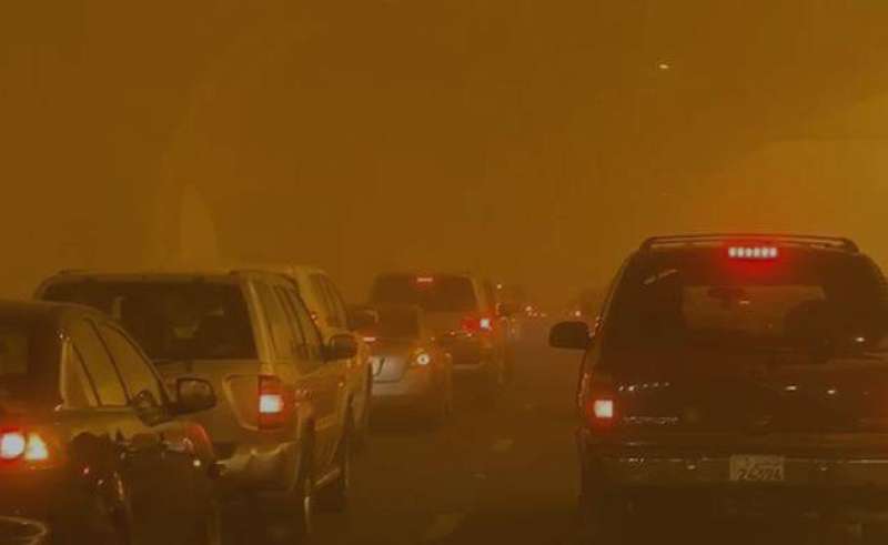 ازدحام في الشوارع والطرق لتدني الرؤية بسبب العاصفة الغبارية

