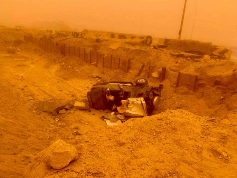 سيارة المواطن في الحفرة