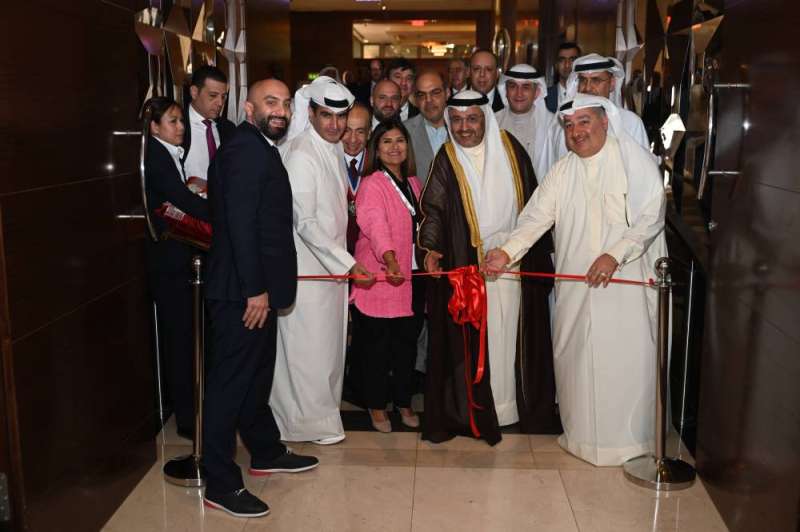 قص شريط الافتتاح 