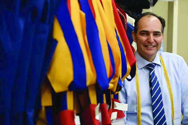  تشيتشيوني شغوف بخياطة ملابس الحرس السويسري