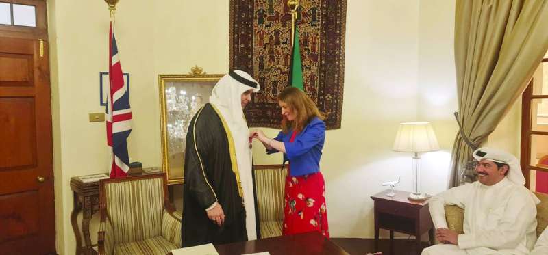السفيرة البريطانية تُقلّد عيسى دشتي ميدالية الإمبراطورية البريطانية BEM
