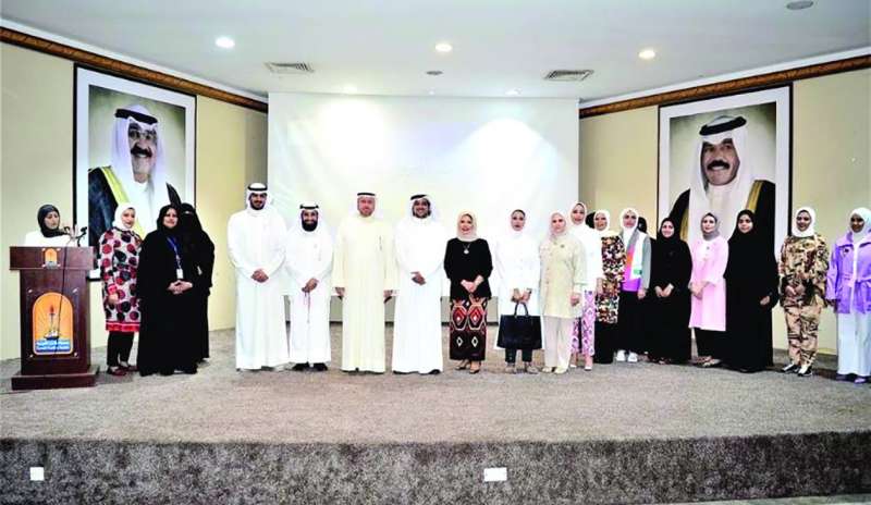 شعيب يتوسط القائمين على الملتقى