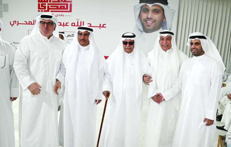 العم عبدالرحمن المجحم والعم أحمد المحري يهنئان 	 (تصوير نايف العقلة)