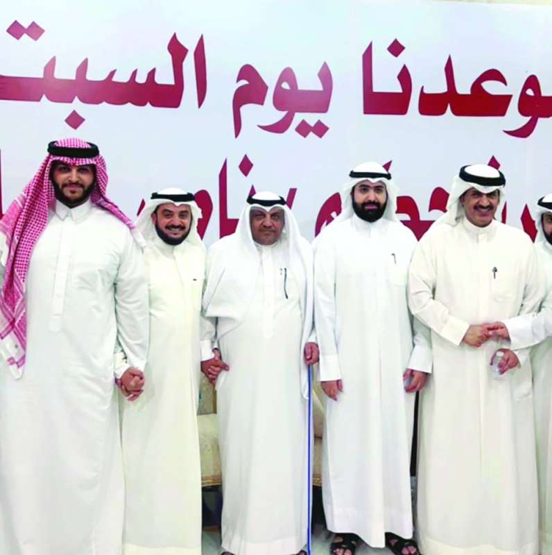 الحويلة وبعض المهنئين مع الكفيف