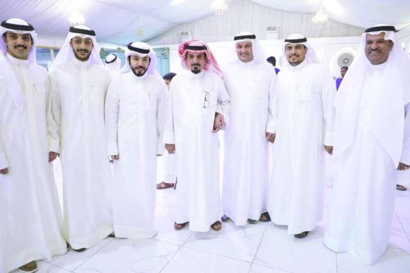 
المويزري يتوسط عدداً من المهنئين