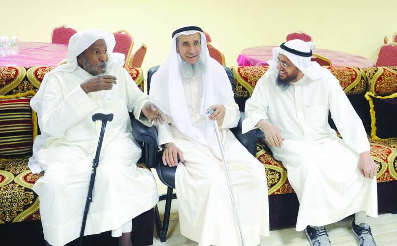 المسباح متحدثاً مع بعض الحضور	 (تصوير سعود سالم)