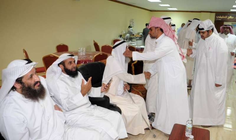 أحد المهنئين يهم بتقبيل رأس الشيخ المسباح