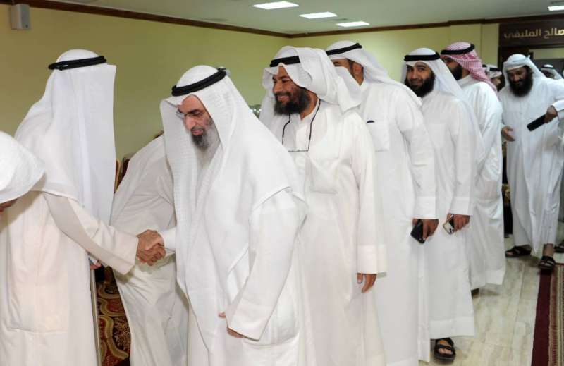 مواطنون يهنئون الشيخ بسلامته