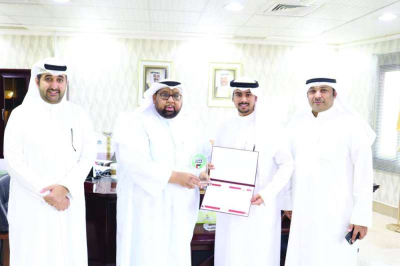 
الزعبي والخرينج مع مسؤولي «بيت الزكاة»
