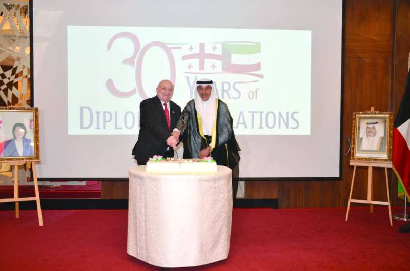 
المشعان وسفير جورجيا يقطعان كعكة الاحتفال

