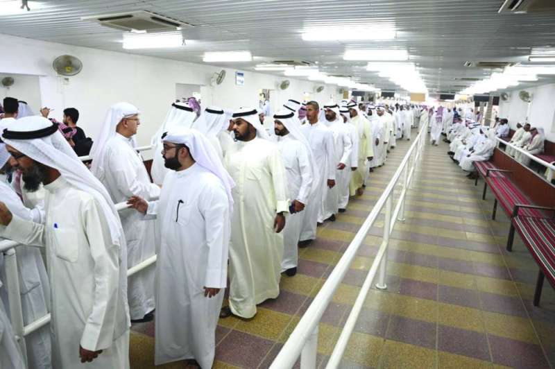 طابور من محبي الراحل يقدمون التعازي