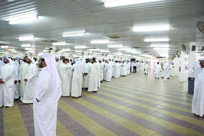 
المئات من المواطنين والمقيمين يشاركون في تقديم العزاء 	(تصوير نايف العقلة)
