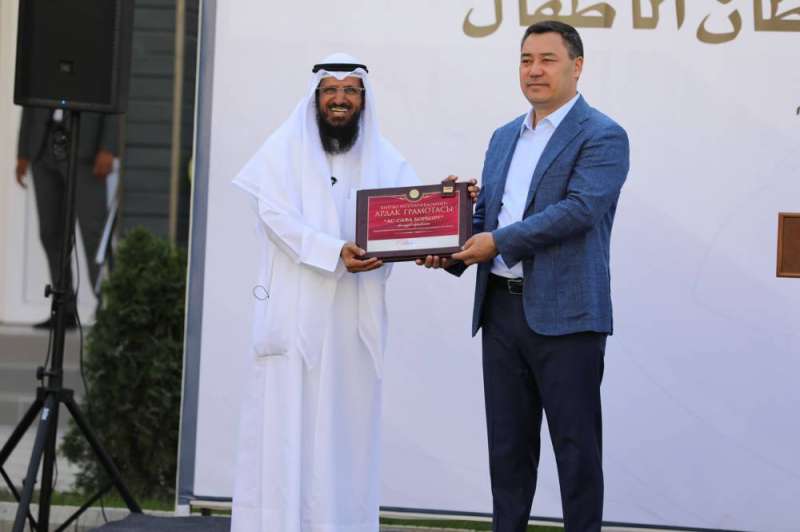 الرئيس القيرغيزي مكرما الشايع خلال افتتاح مستشفى الكويت لعلاج السرطان
