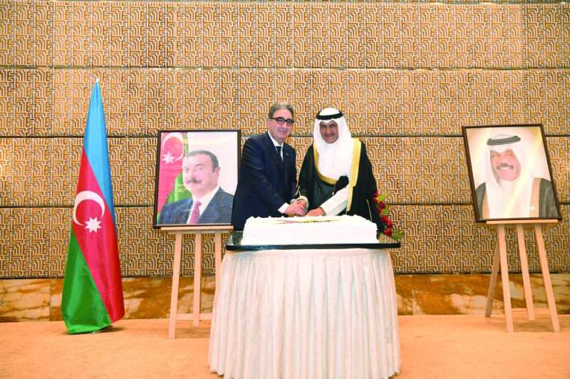 
السفيران العجران وقهرمان يقطعان كعكة الاحتفال