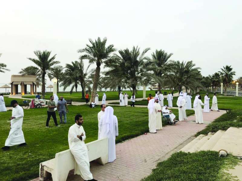 مواطنون حضروا منذ العصر بانتظار الوقفة الاحتجاجية