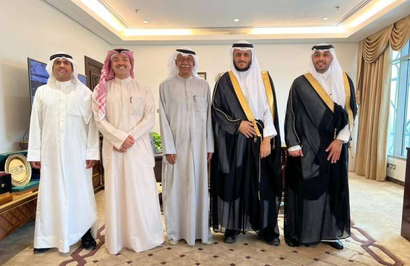 المستشار بوجروه مستقبلا أبا الخيل والوفد المرافق بحضور المحاميين العامين محمد راشد الدعيج ورجيب الرجيب.