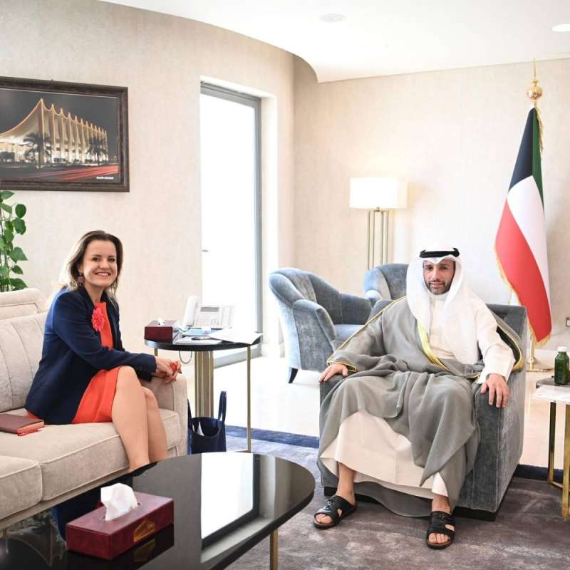 الغانم مستقبلا السفيرة الفرنسية 