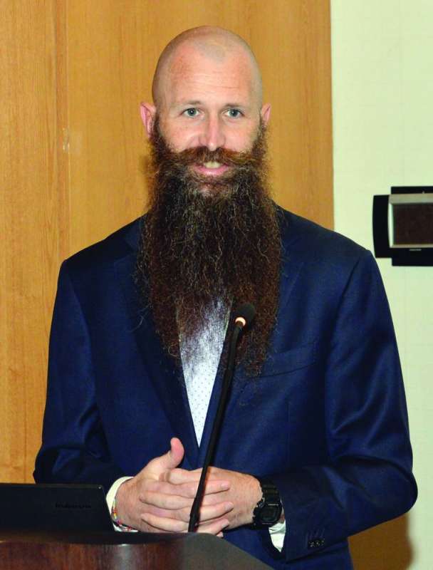 هولتسنايدر متحدثاً
