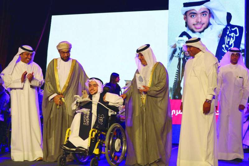 تكريم أحد الطلبة
