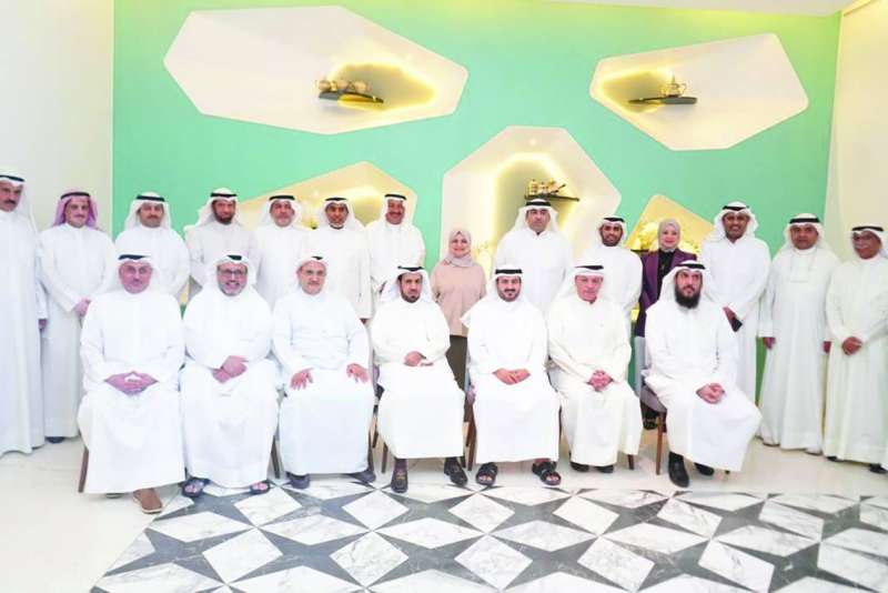 العتيبي متوسطاً الحضور في لقطة جماعية
