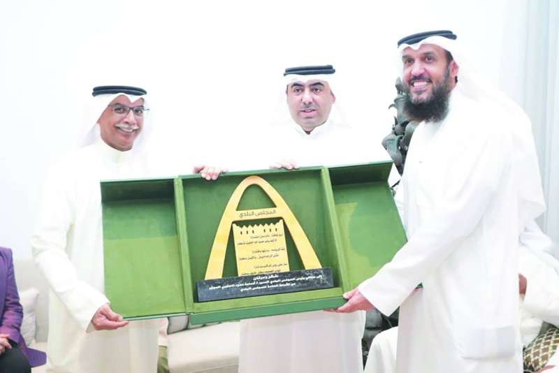 درع «أمانة البلدي» التذكارية تكريماً لأسامة العتيبي
