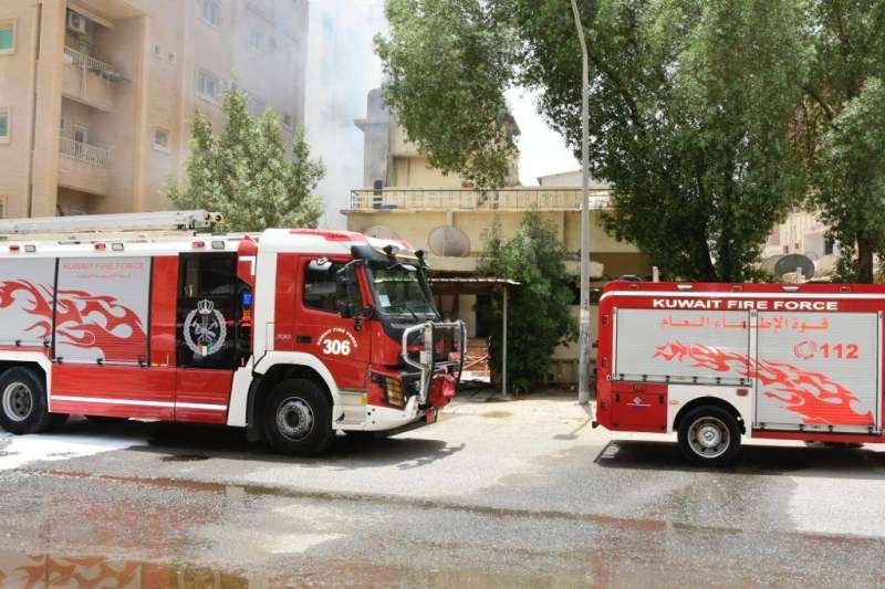 سيارات الإطفاء تعمل على إخماد الحريق