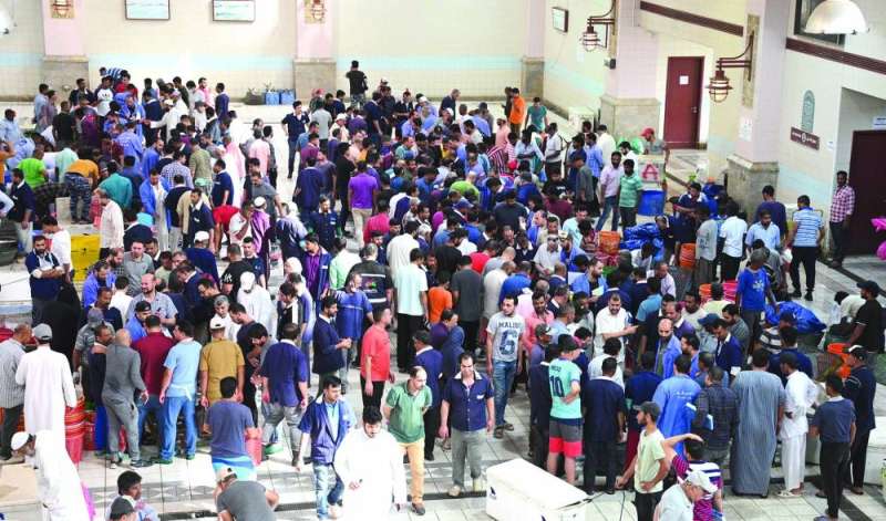 
جانب من مزاد السمك في سوق شرق أمس	 
