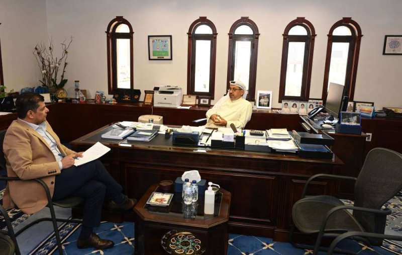 مدير الصندوف الكويتي للتنمية مروان الغانم متحدثاً للزميل رضا السناري (تصوير أسعد عبدالله)