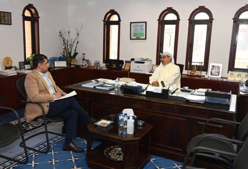 مدير الصندوف الكويتي للتنمية مروان الغانم متحدثاً للزميل رضا السناري (تصوير أسعد عبدالله)