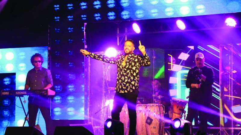 محمد حماقي على المسرح
