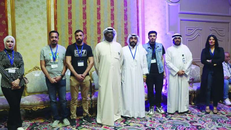 عبدالرزاق إدريس متوسطاً عدداً من موظفي وزارة الإعلام
