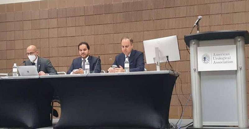 الدكتور حسين العنزي مترئسا جلسة المؤتمر 