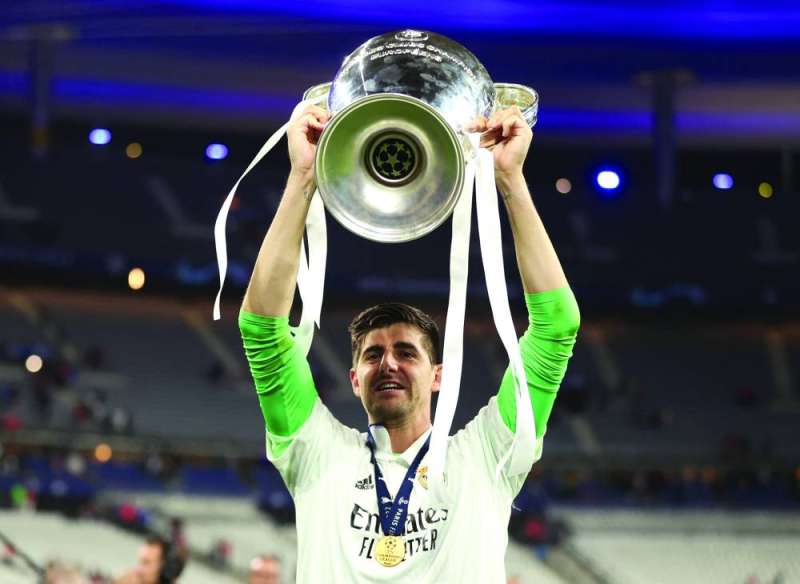  تيبو كورتوا رافعاً كأس دوري أبطال أوروبا (رويترز)