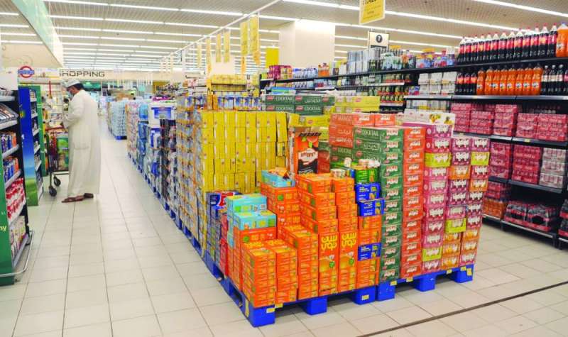 
المنتجات الغذائية... تملأ الأسواق	 (تصوير سعود سالم)
