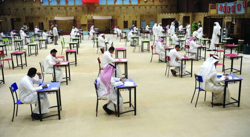 طلاب في الصف الحادي عشر يؤدون الاختبار في ثانوية مرشد البذال 	(تصوير سعود السالم)
