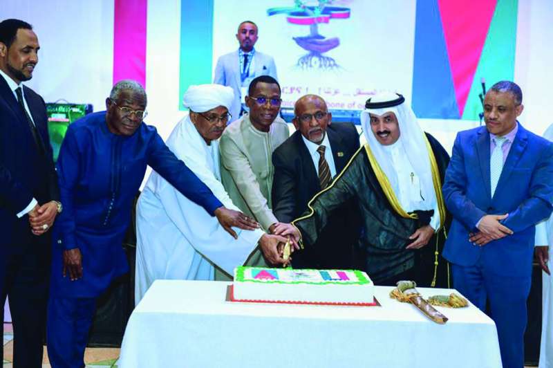 
قطع قالب حلوى الاحتفال بالعيد الوطني الإريتري وعيد الاستقلال