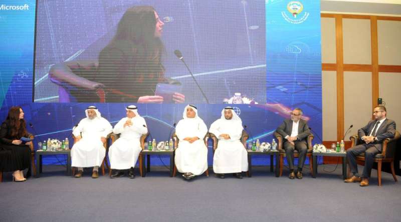 الربيع والمذن والزيد والحسيني وبدر العطار وكريم خلال الجلسة الأولى
