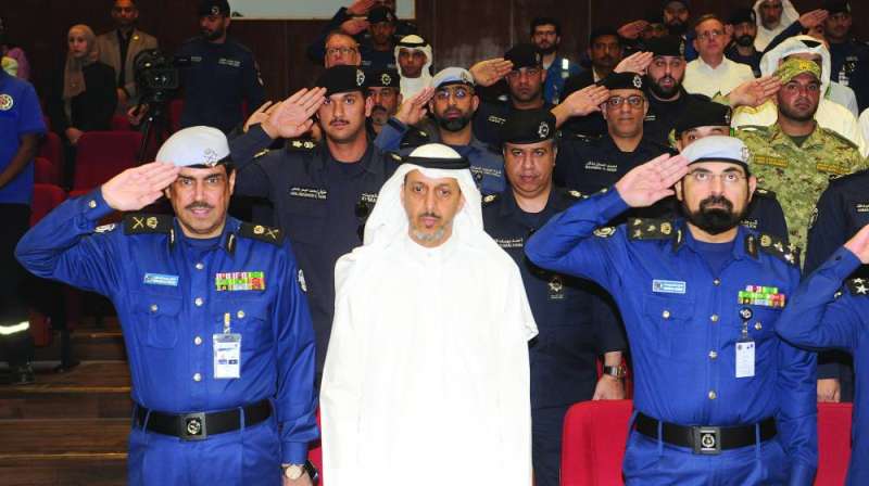 
اللواء خالد فهد وقياديو «الإطفاء» خلال عزف النشيد الوطني 	 (تصوير سعود سالم)