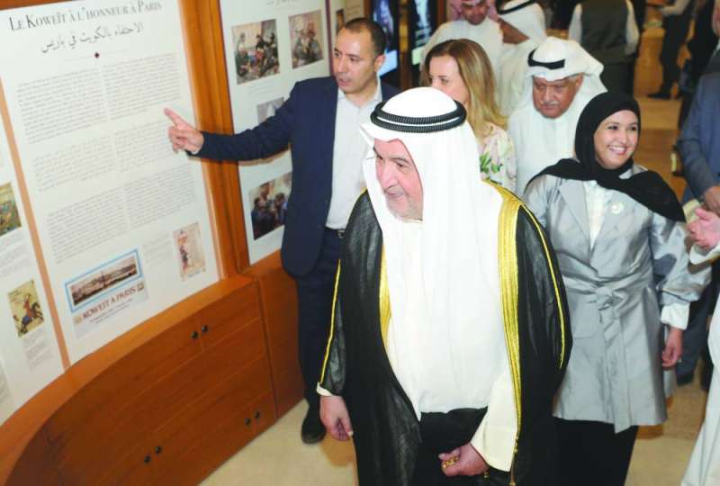دعيج جابر العلي والسفيرة لوفليشر وعباس خلال جولة في المعرض