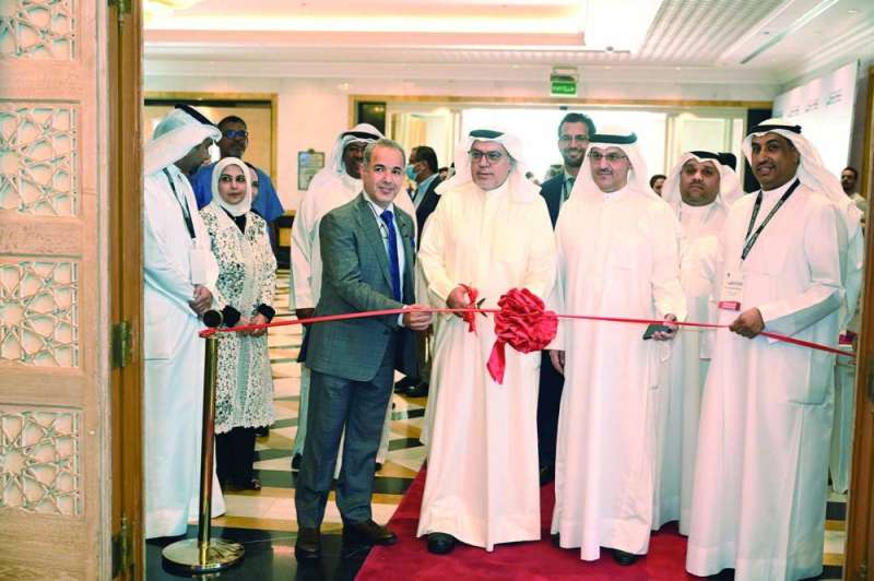 وزير الصحة يقص شريط افتتاح المعرض المصاحب للمؤتمر 	(تصوير أسعد عبدالله)