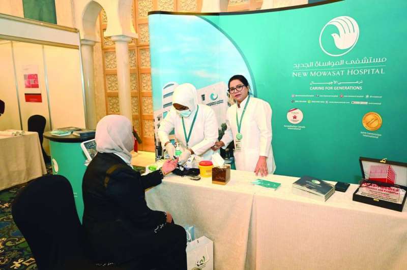 إجراء الفحوصات الطبية بالمعرض
