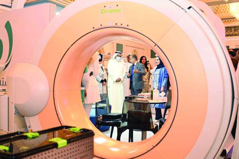 الوزير متفقداً جناح أحد المستشفيات المشاركة بالمعرض
