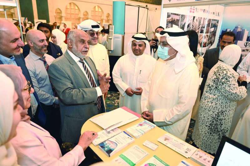 السعيد ووزير الصحة الأسبق الدكتور محمد الجارالله خلال الجولة بالمعرض