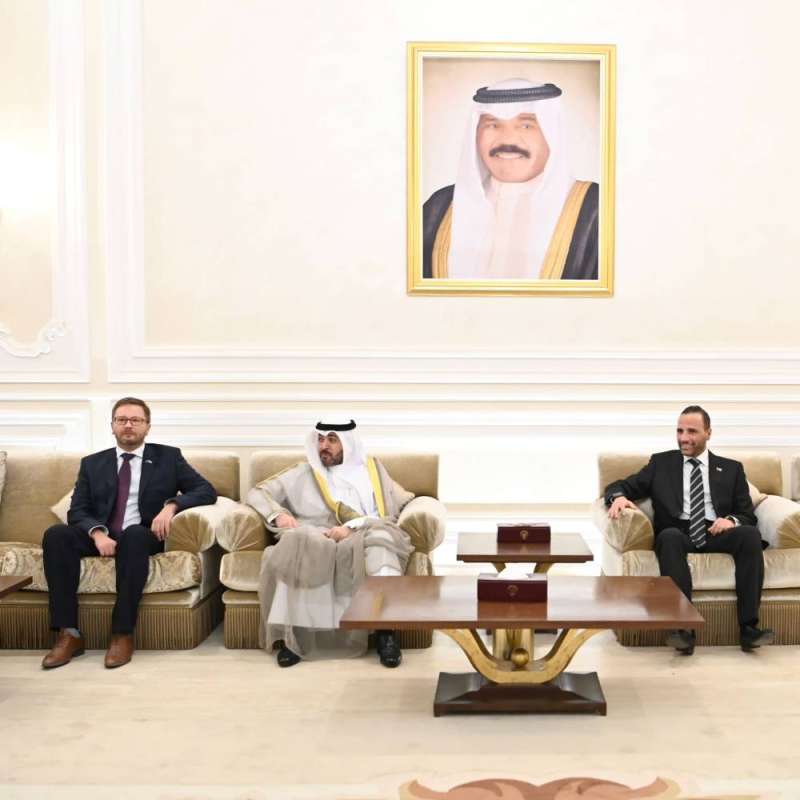 الغانم قبل المغادرة ويبدو الوزير الراجحي ونائب رئيس بعثة الاتحاد الأوروبي  