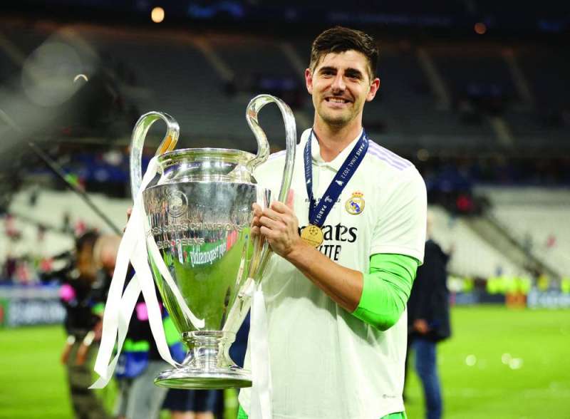 تيبو كورتوا حاملاً كأس أوروبا (رويترز)