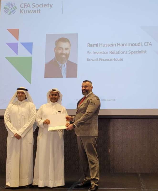 الهاجري مكرماً أحد المتخرجين 